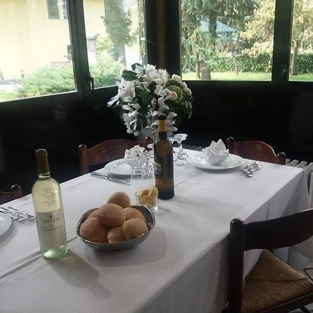Mambly B&B Ristorante Pizzeria Galliate Exteriör bild